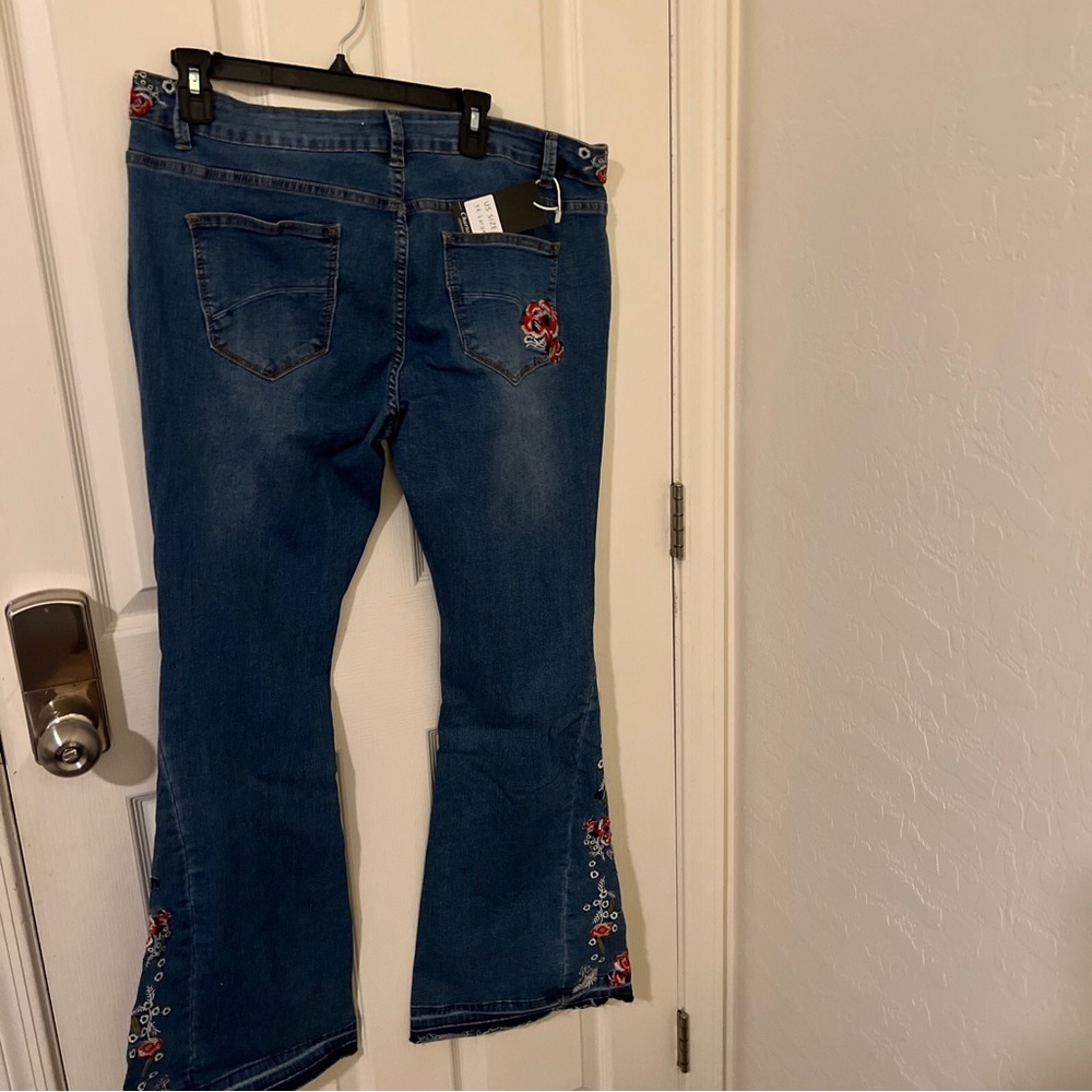 Womens jeans 3xl embroidered new with tag